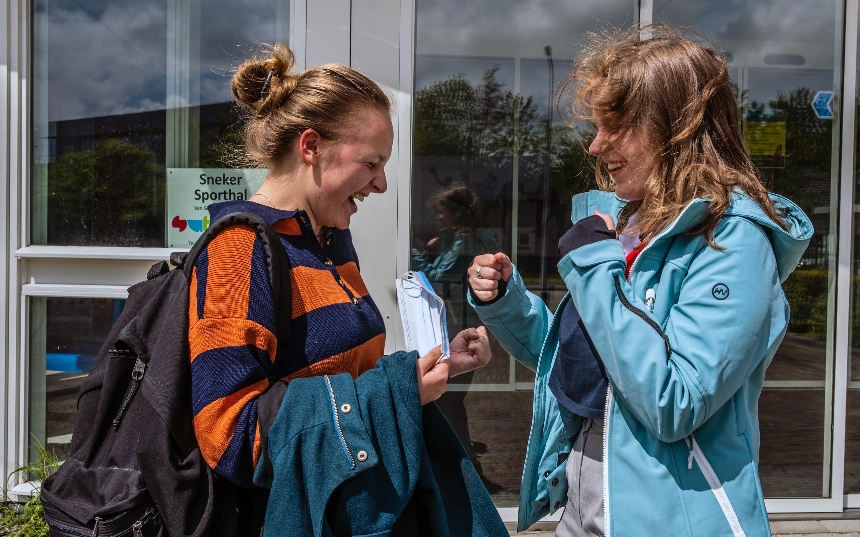 Na de kaartenstress van eindexamen aardrijkskunde is het klaar: 'En nu cocktails drinken!' - Leeuwar