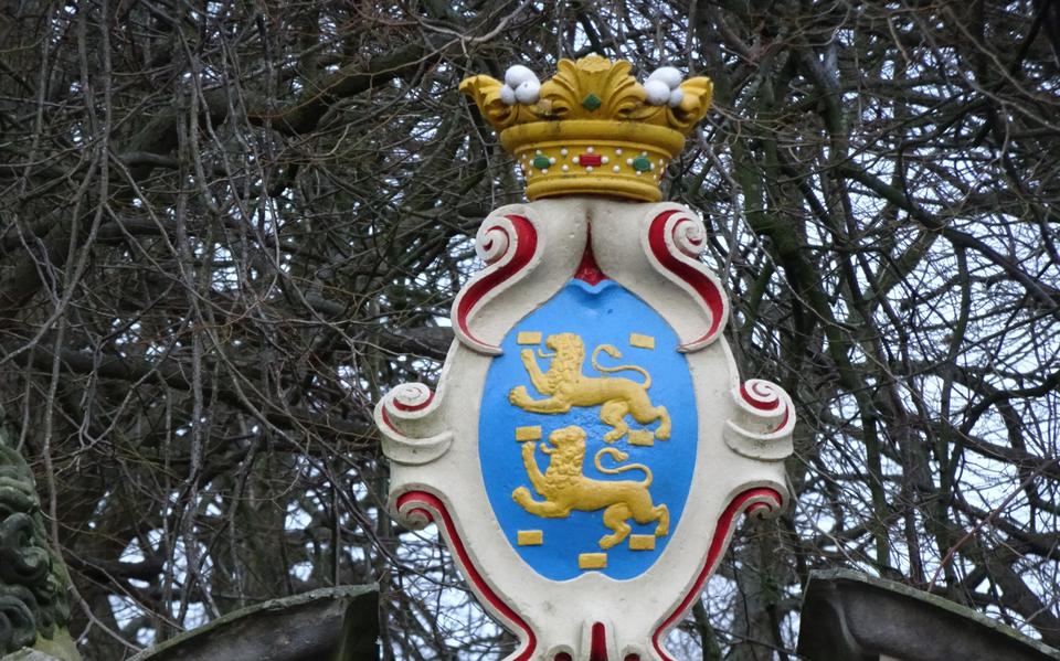 Het wapen van Friesland op het historische hek van gesloopte provinciehuis (Landschapshuis), nu in Koarnjum.