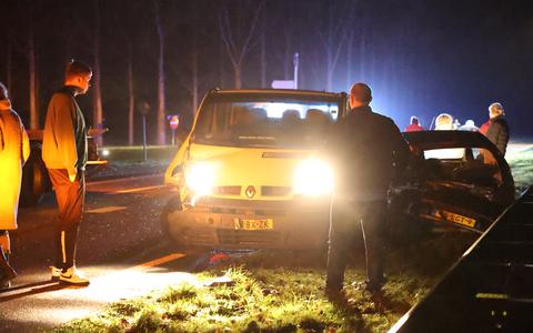 Twee voertuigen zijn vrijdagavond met elkaar in botsing geraakt aan de Koaibosk in Terwispel.