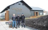 Wajer Yachts uit Heeg werd in 2022 verkozen tot beste Friese onderneming van het jaar. Hier poseren Jan-Jacob Altenburg, Jelger de Jong en Klaas Reitsma voor het pas opgeleverde nieuwe luxe nieuwe boothuis.