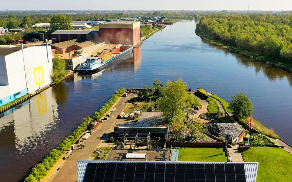 Een binnenvaartschip wordt geladen bij afvalbedrijf Van der Galiën Recycling.