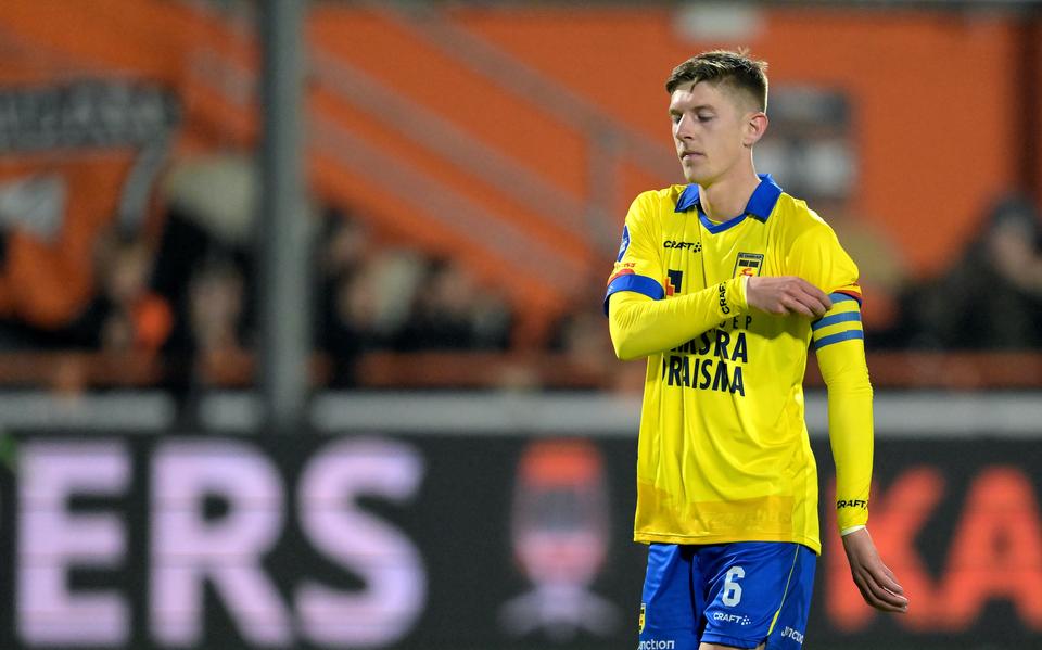 Mees Hoedemakers speelt nog vier wedstrijden in het geel-blauw van SC Cambuur. "Dit seizoen is voor mij de andere kant van de medaille."