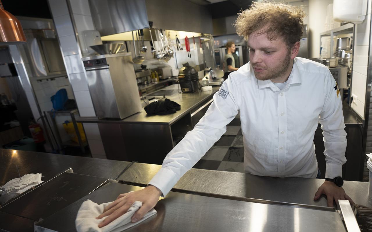 Teamleider Don de Vries maakt de keuken schoon in Grand-café Z. Teamleider Don de Vries maakt de keuken schoon in Grand-café Z.