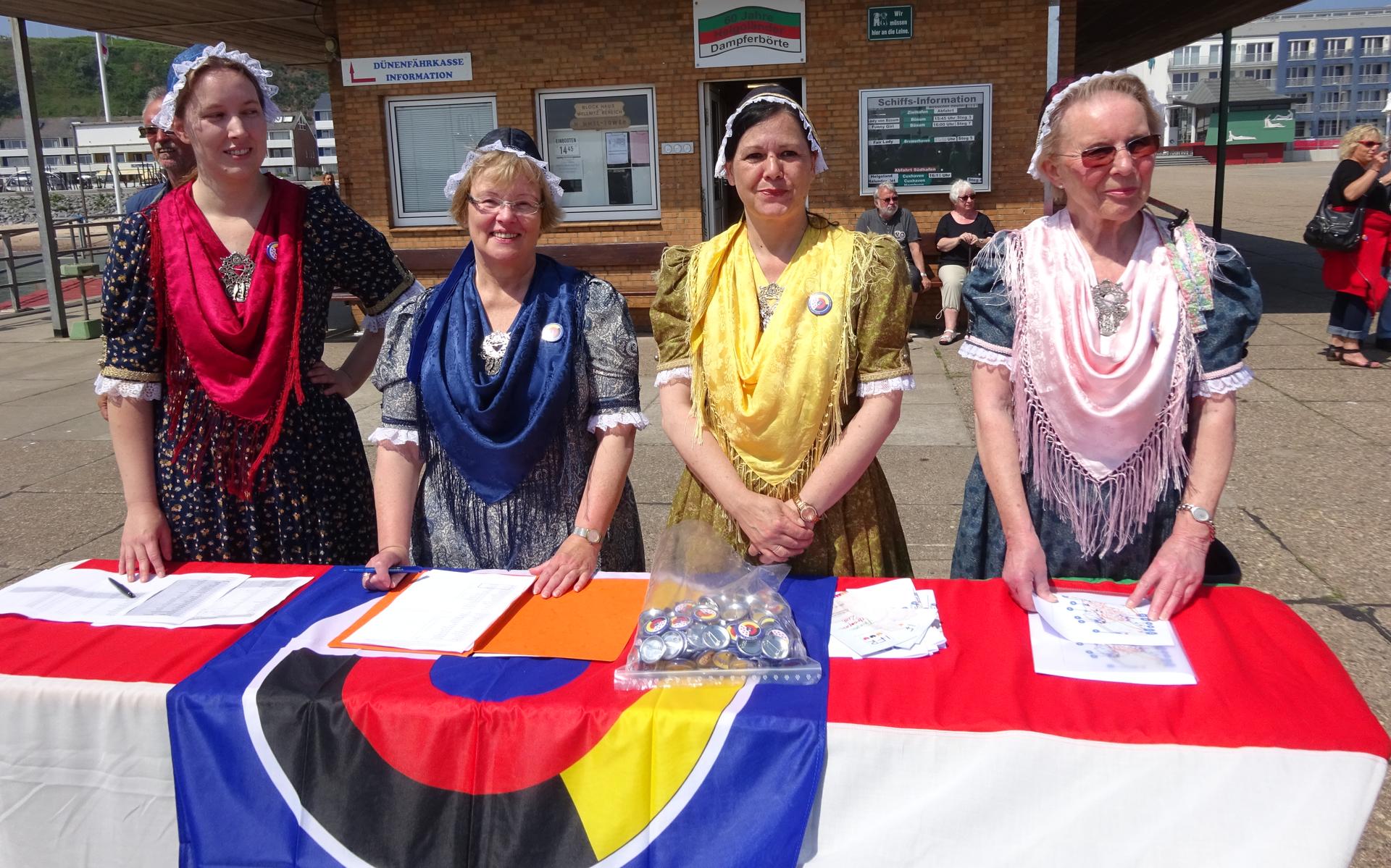 Vrouwen in Friese klederdracht staan klaar bij een Friezenmoeting op Helgoland FOTO ARCHIEF LC