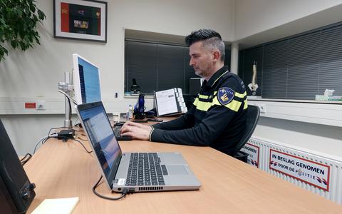 Politieagent Patrick chat op het het bureau in Joure voor Vraagdepolitie.nl