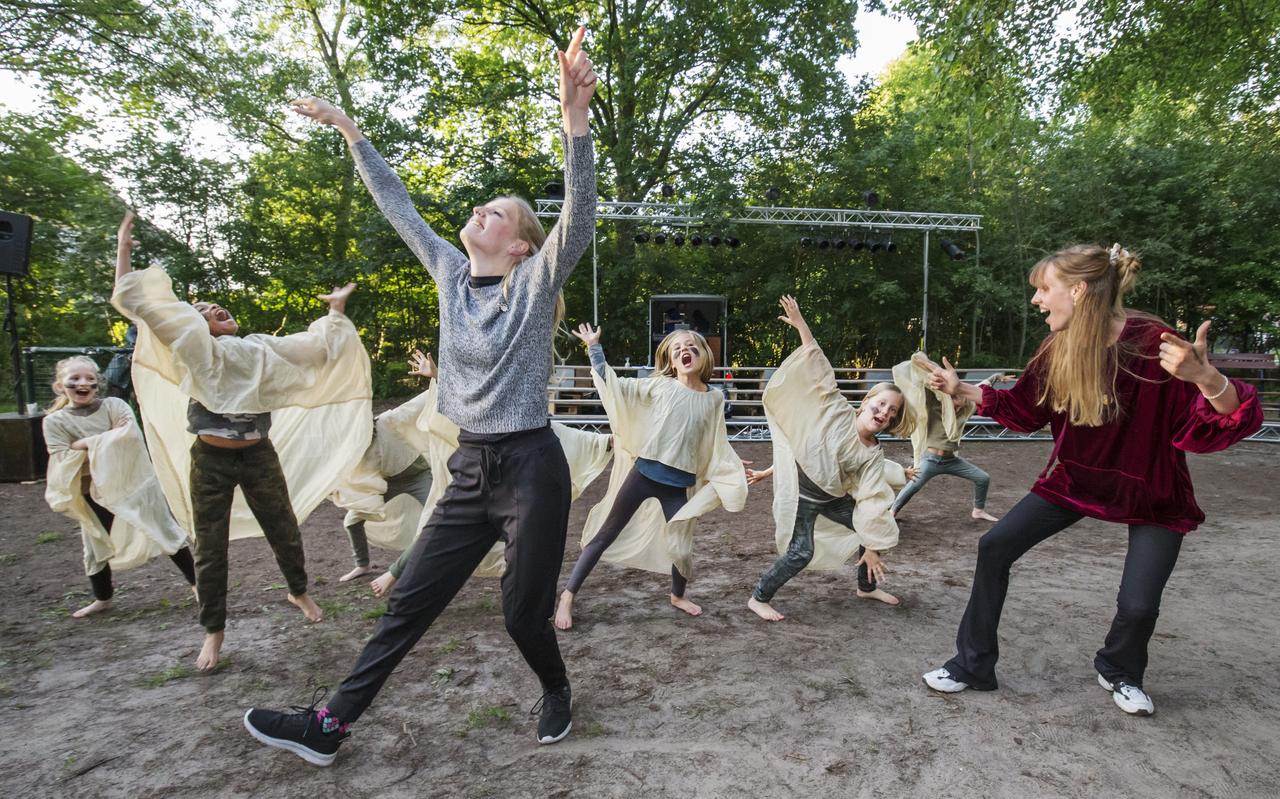 Regiezussen Anniek (links) en Jolien Akkerman doen de danspasjes van Midzomernachtdroom voor aan de elfjes. Regiezussen Anniek (links) en Jolien Akkerman doen de danspasjes van Midzomernachtdroom voor aan de elfjes.