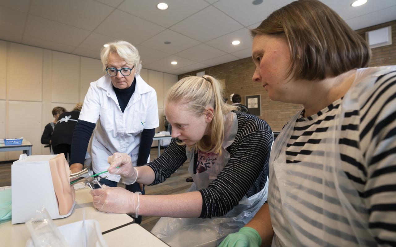 Annemieke Dijkstra (midden) en Hester van Schravendijk (rechts) oefenen hoe ze een uitstrijkje moeten maken. Docent Jeannet Altena kijkt toe. Foto Hoge Noorden/Jaap Schaaf Annemieke Dijkstra (midden) en Hester van Schravendijk (rechts) oefenen hoe ze een uitstrijkje moeten maken. Docent Jeannet Altena kijkt toe. Foto Hoge Noorden/Jaap Schaaf