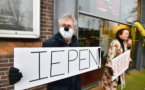 Acteur Joop Wittermans protesteert geflankeerd door cultuurgedeputeerde Sietske Poepjes.