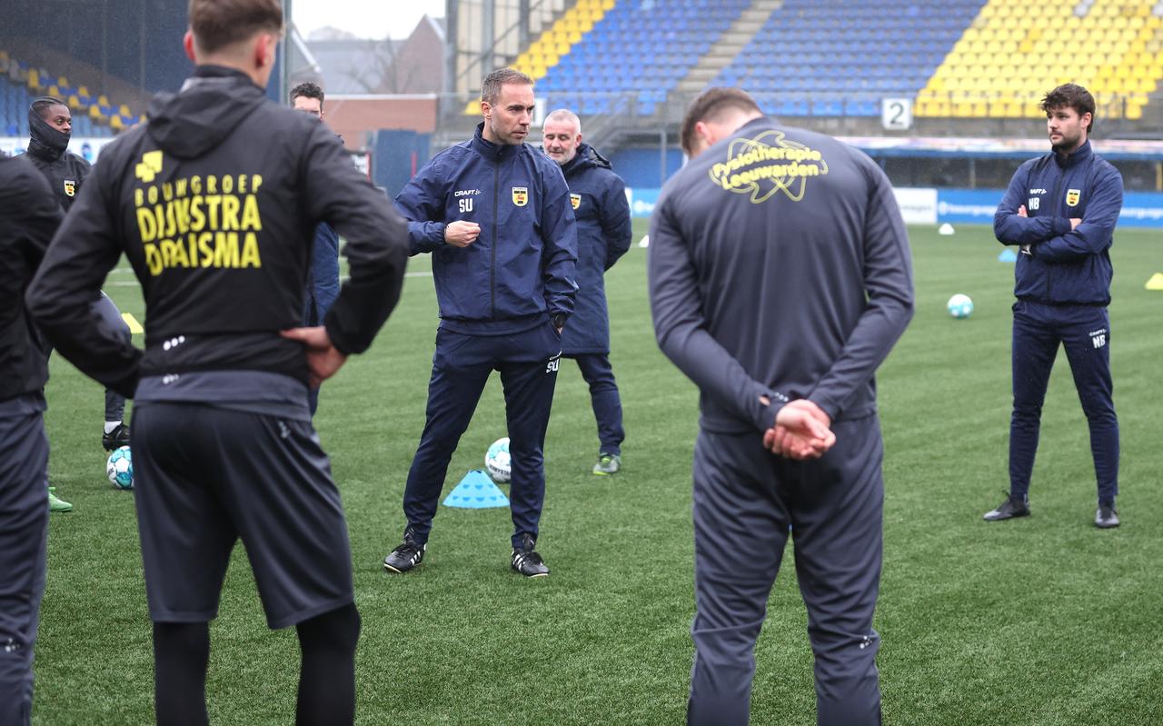 Eerste training van trainer Sjors Ultee en de nieuwe assistent-trainer Rob Alflen bij SC Cambuur. Eerste training van trainer Sjors Ultee en de nieuwe assistent-trainer Rob Alflen bij SC Cambuur.