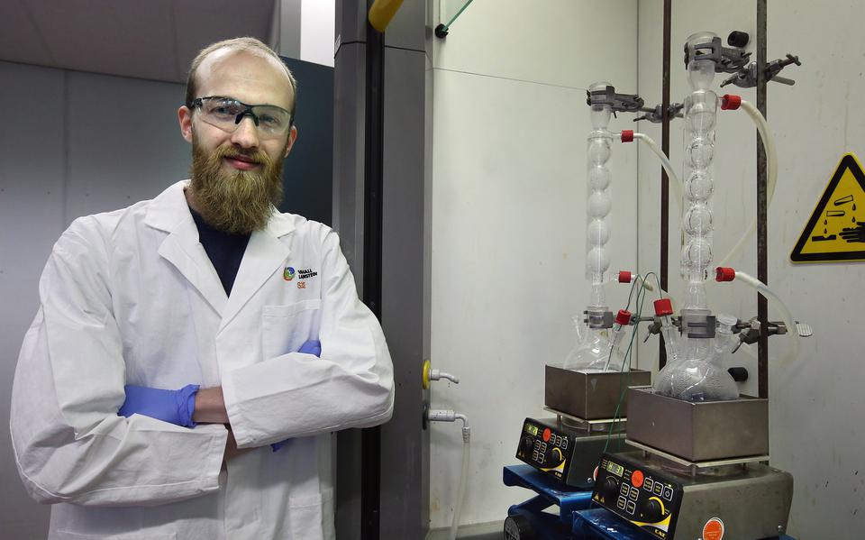 Chemiestudent Bart Bakker bij de zuurkast in het laboratorium, waarin hij stukjes van polyester matrassen tot de grondstof liet afbreken. 