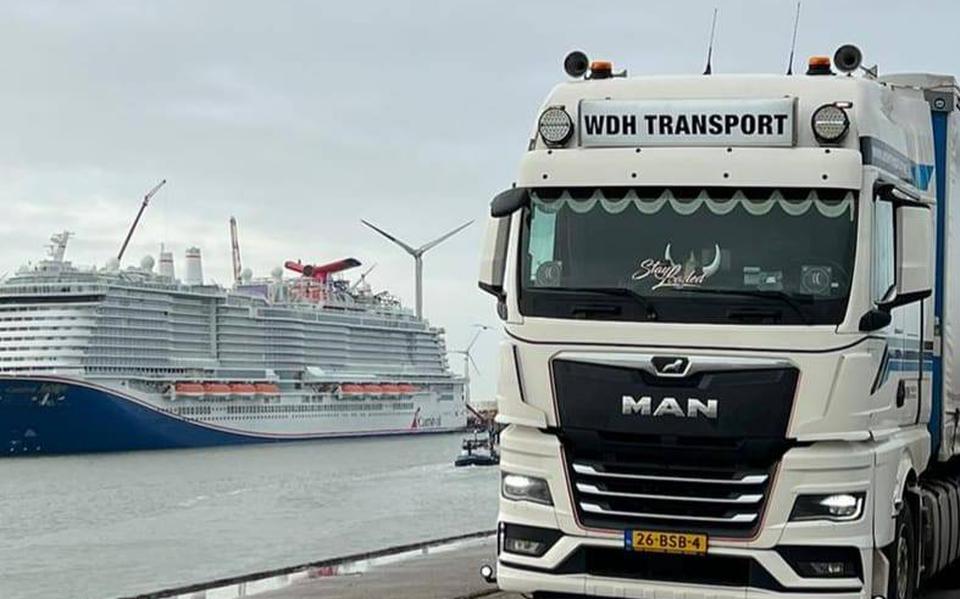 Een truck van WDH in de haven van Delfzijl.