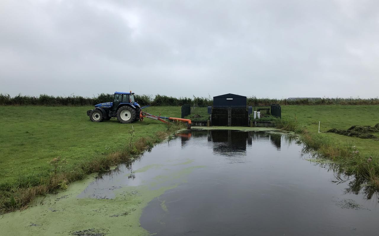 Een trekkerpomp springt bij om water weg te malen uit polder Yndyk bij Woudsend. Een trekkerpomp springt bij om water weg te malen uit polder Yndyk bij Woudsend.