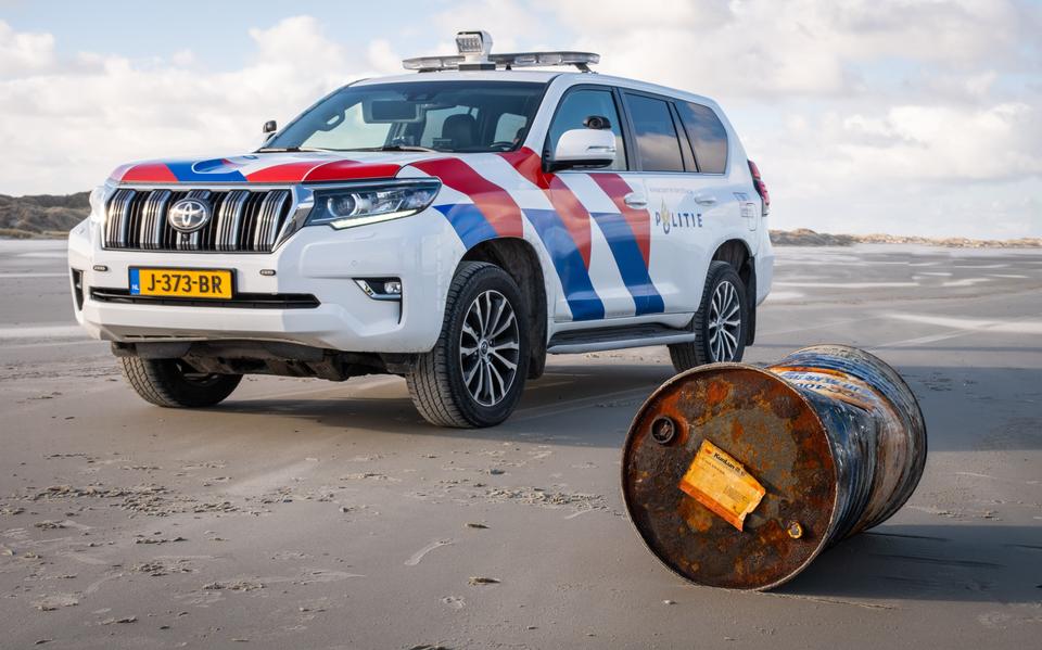 Een olievat, zondag op het strand bij Hoorn (Terschelling). 