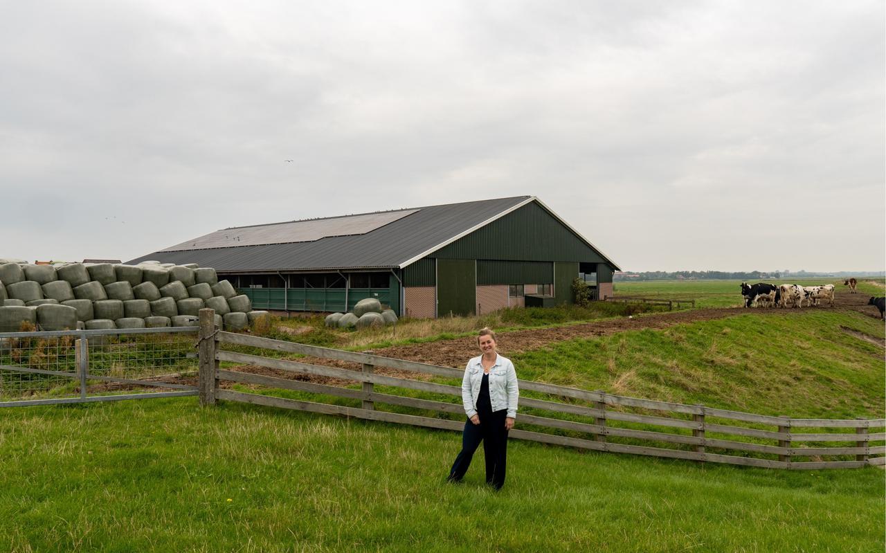 Boerin Renske van Zwol achter haar boerderij in Kinnum. 