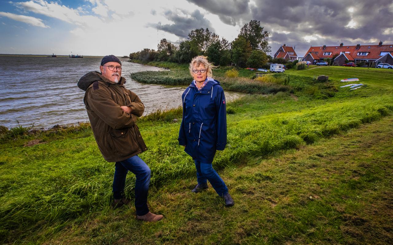Twee leden van het Dorpsbelang op de Sluisweg in Kornwerderzand. Twee leden van het Dorpsbelang op de Sluisweg in Kornwerderzand.