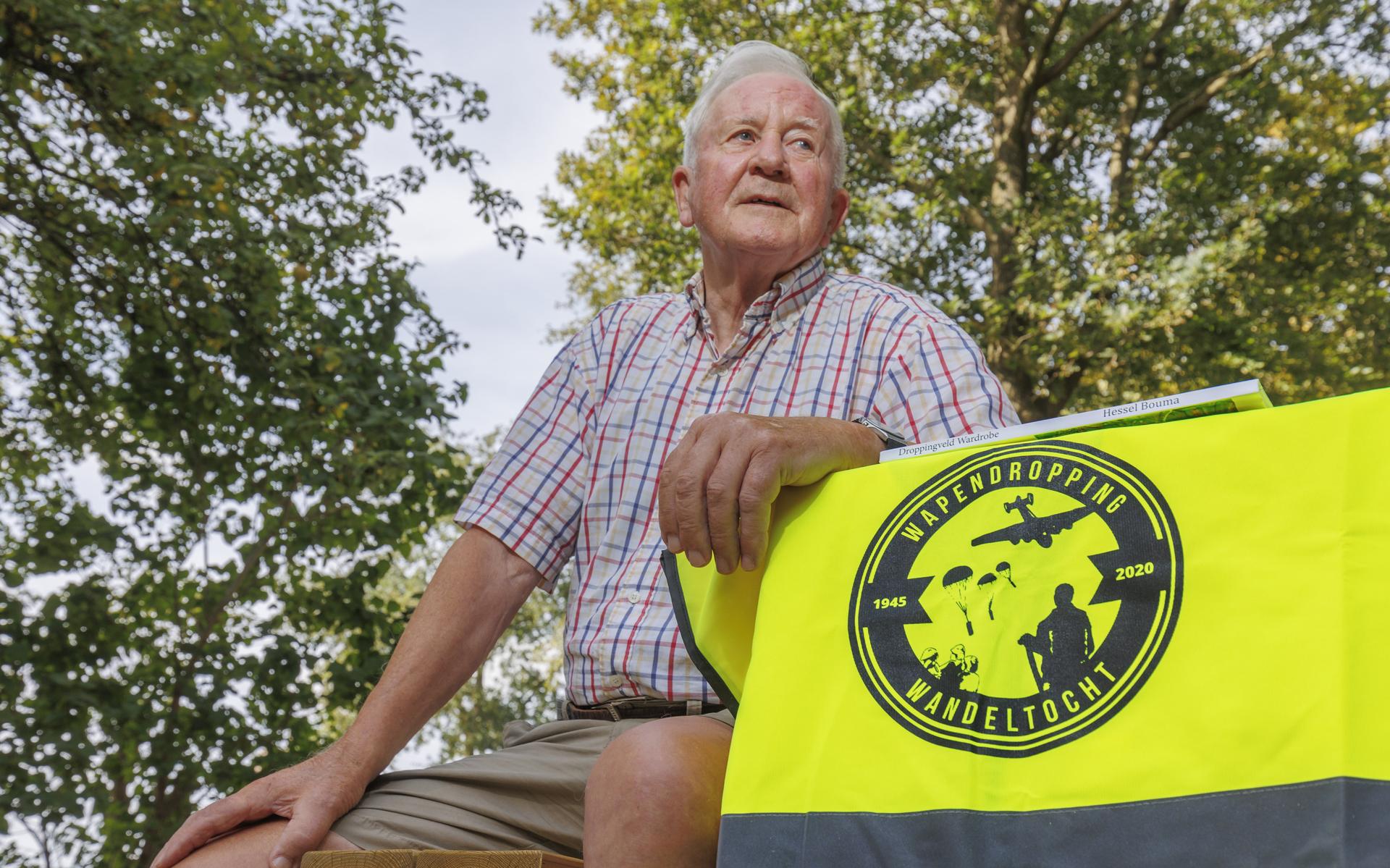Hessel Bouma (82) uit Hoornsterzwaag strijdt voor oorlogswandeltocht rond Aldeboarn, mét vliegtuig, 