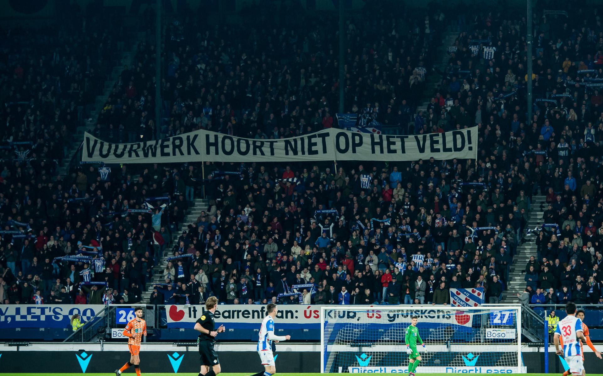 Supporters van SC Heerenveen voeren actie tegen wangedrag van medefans.