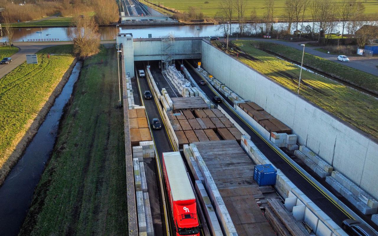 De tunnel en daarmee de hele A7 tussen Joure en Sneek ging maandagmiddag rond drie uur weer open. De tunnel en daarmee de hele A7 tussen Joure en Sneek ging maandagmiddag rond drie uur weer open.