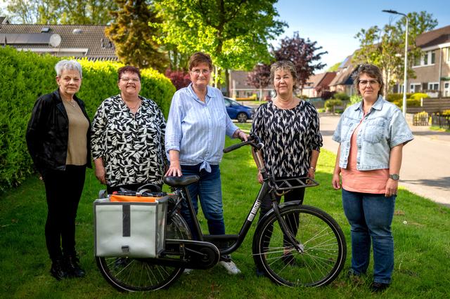 Vertrouwde postbezorgers uit Harkema stoppen er allemaal tegelijk mee: ‘No tink ik: wy hawwe ús fers