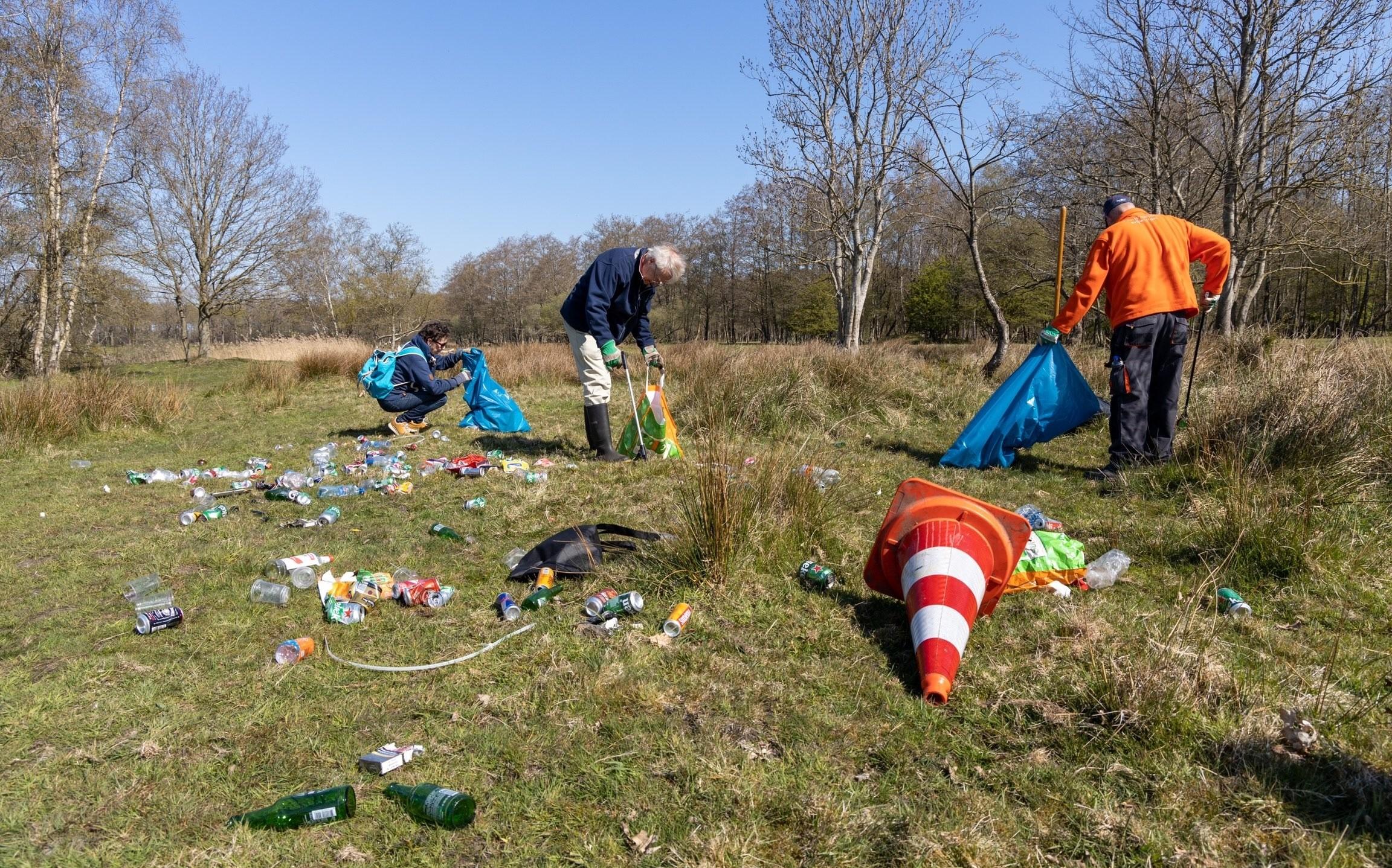 Is een boete voor een zwerver met zijn drankfles eerlijk als je verderop een mensenmassa met blikjes