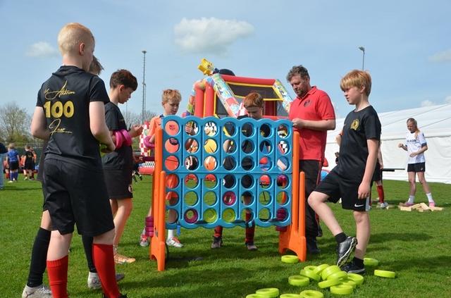 Honderdjarige voetbalclub uit Akkrum springlevend. ‘Je moet met de tijd meegaan. De club bloeit als 