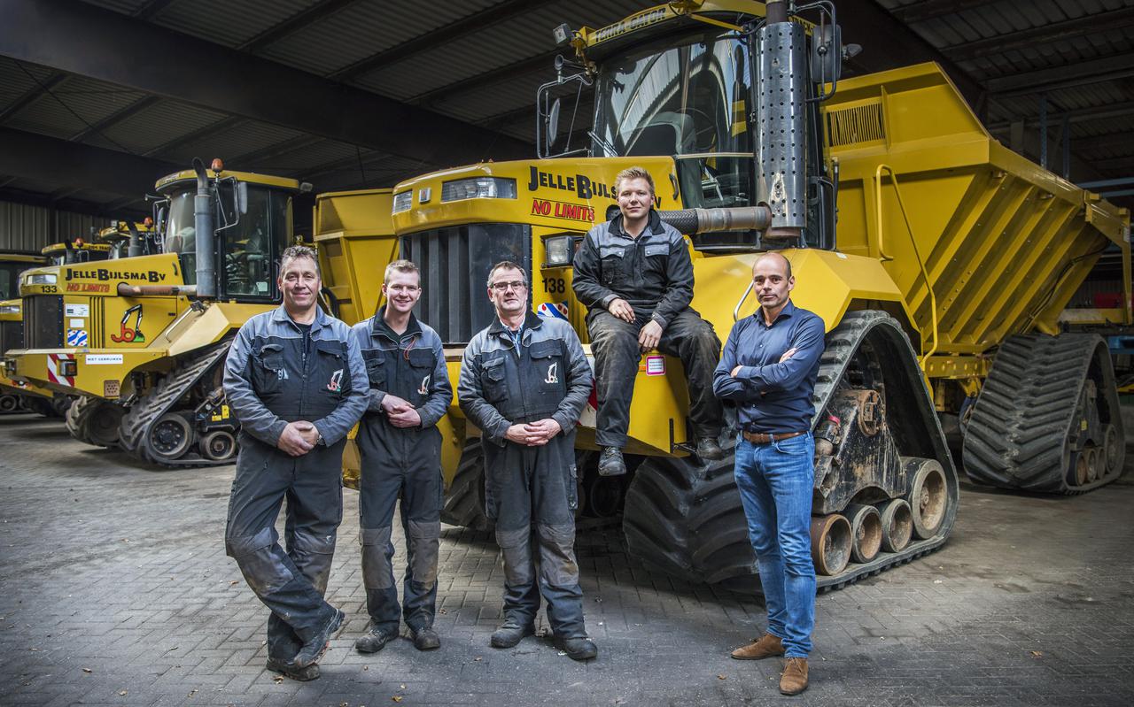 Een foto uit 2019: de monteurs Andries de Vries, Harm Jan Berger, Albert Jan Terpstra, Harm Boonstra en directeur Jelle Coen Bijlsma poseren bij een Terra-Gactor.