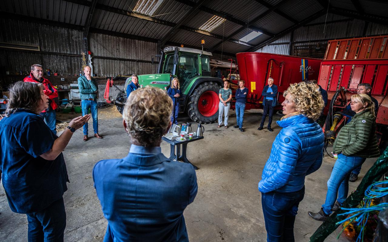 Betrokkenen van landbouw en Wetterskip sloten dinsdag op het melkveebedrijf van Siebrand en Hiske Rijpma in Greonterp het project Schoon Erf Schoon Water af.