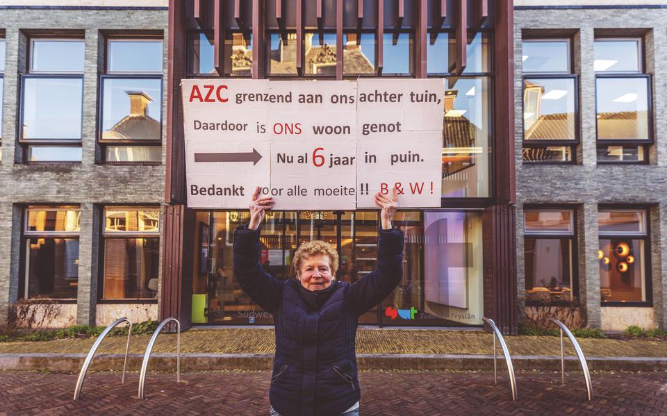 Vera de Jong protesteert bij het gemeentehuis van Súdwest-Fryslân in Sneek.
