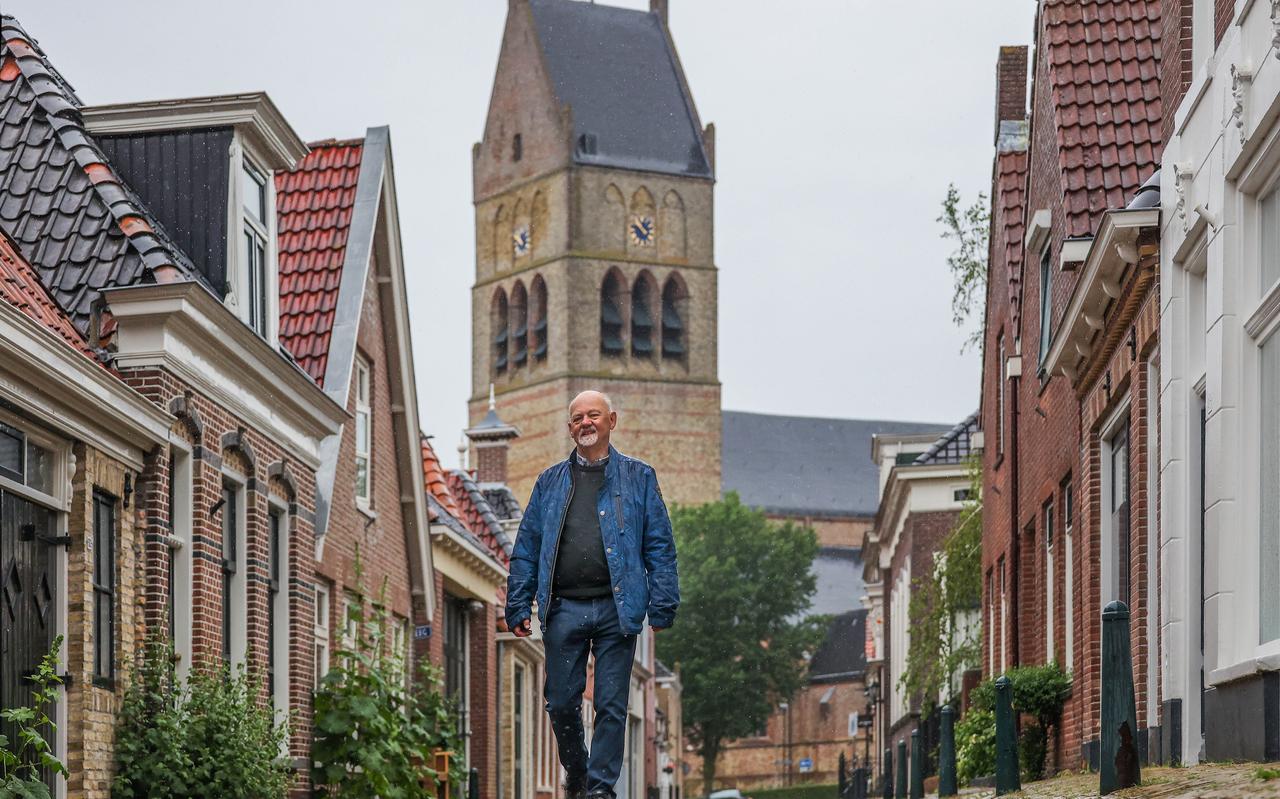 Gerrit Groeneveld, voorzitter van Tsjerkepaad, voor de Martinikerk in Bolsward. Gerrit Groeneveld, voorzitter van Tsjerkepaad, voor de Martinikerk in Bolsward.