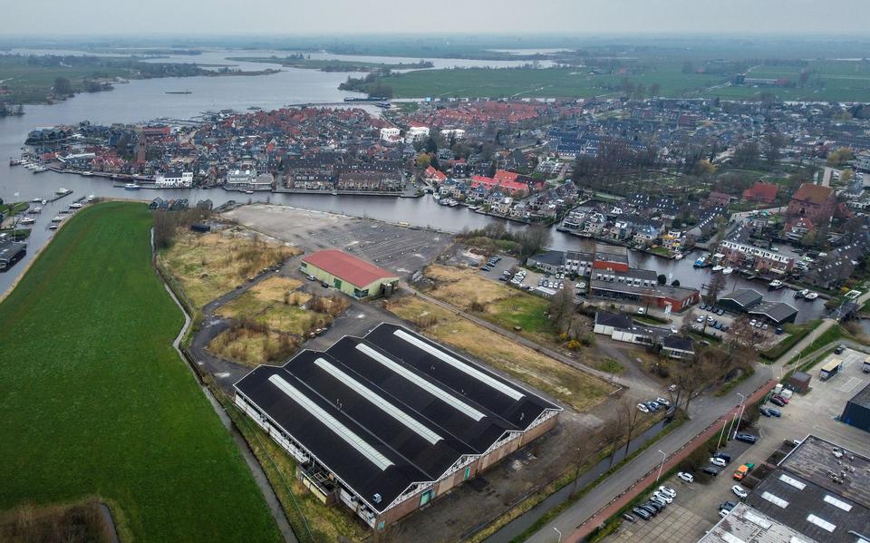 Het Halbertsmaterrein in Grou met op de achtergrond de oude dorpskern. 