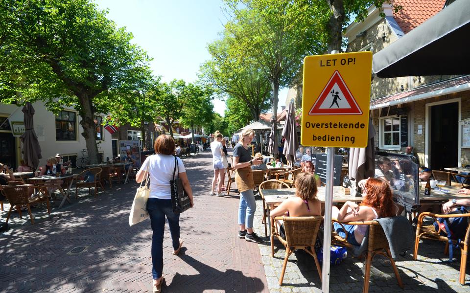 Drukte in de Dorpsstraat in Oost-Vlieland. 