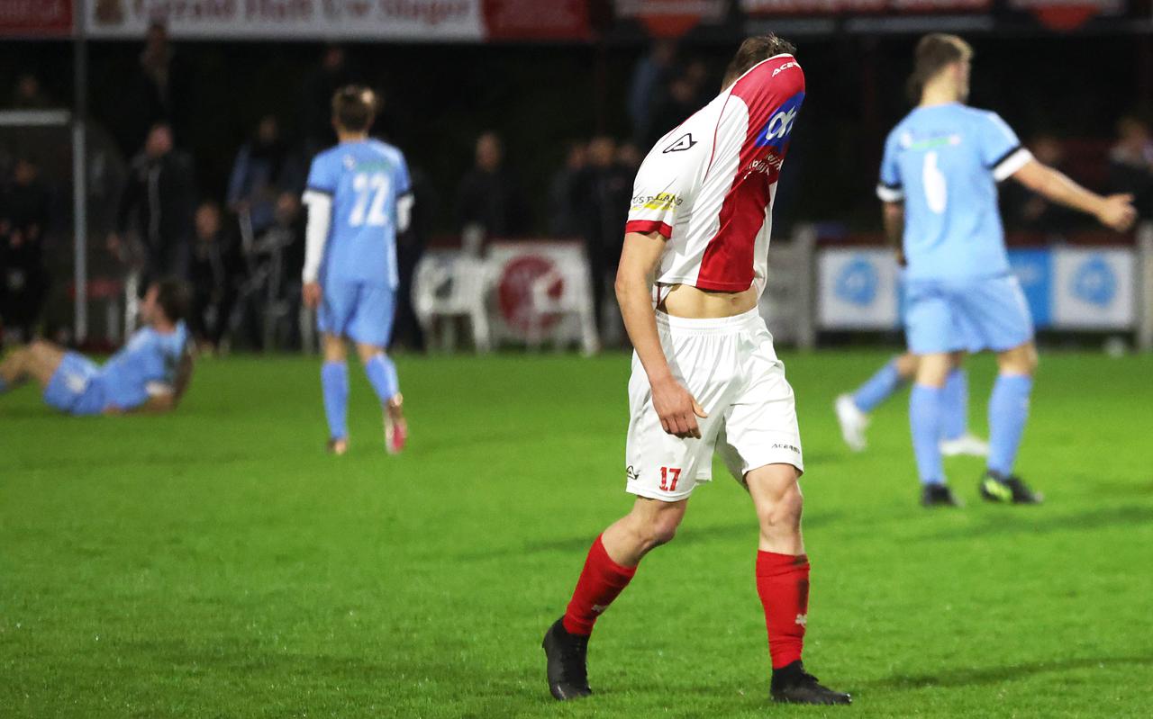 Een balende Geert Jelke Gielstra na het verlies van Jubbega tegen SC Genemuiden. Foto: Dijks Media / Henk Jan Dijks