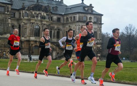 Geart Jorritsma (vierde van rechts) tijdens de marathon van Dresden.
