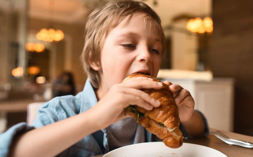 Tieners schrikken soms als ze horen hoeveel calorieën er in een saucijzenbroodje of croissant zitten.