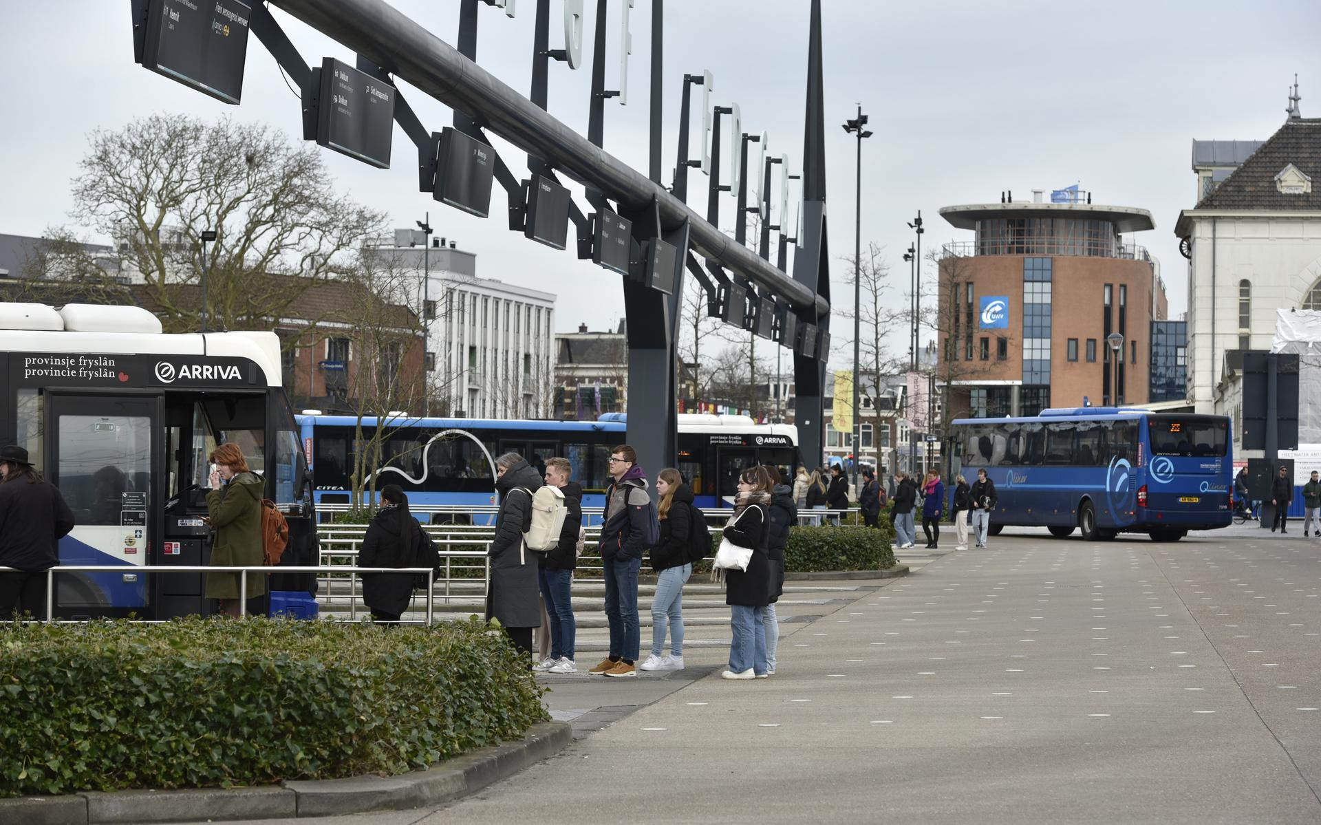 Het busstation van Arriva in Leeuwarden. De openbaar vervoerder uit Heerenveen heeft de nieuwe busconcessie verloren maar vocht dat besluit dinsdag aan. 