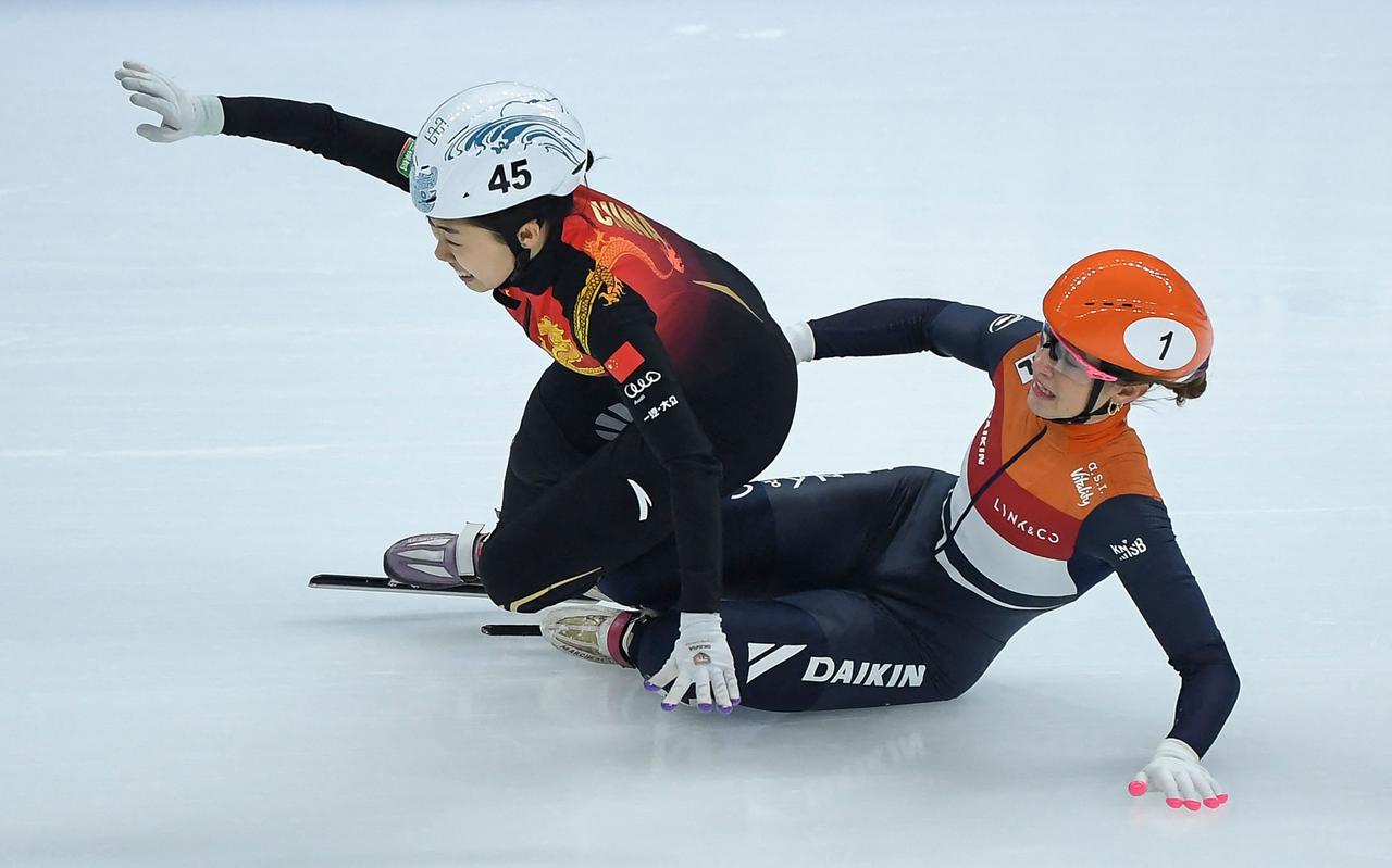 Suzanne Schulting in botsing met de Chinese Zhang Yuting. Suzanne Schulting in botsing met de Chinese Zhang Yuting.