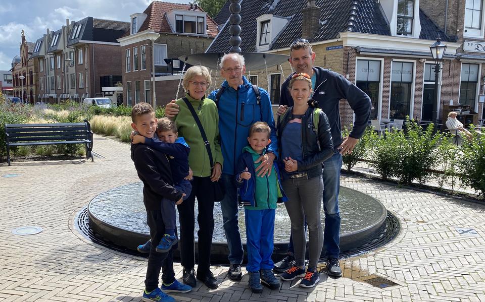 De familie Van den Bosch voor de fontein bij de Martinikerk. 