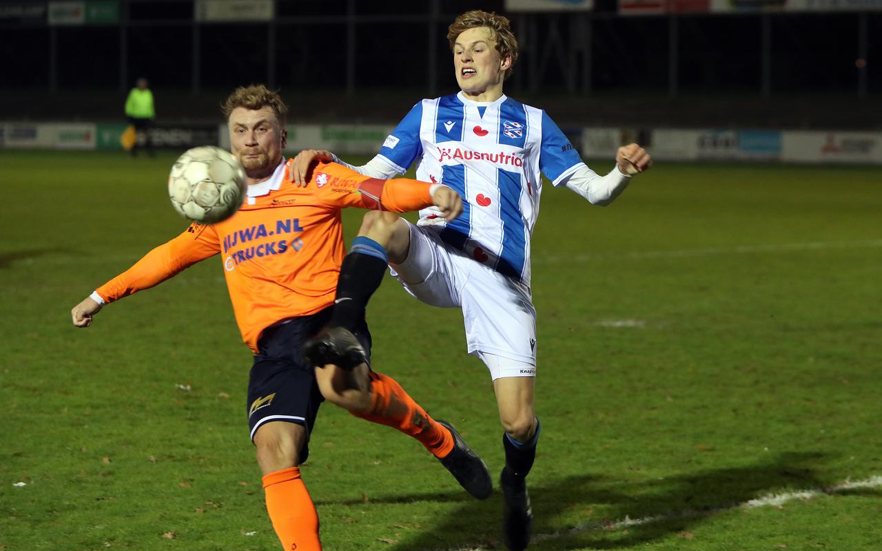 Loet van der Valk van VV Heerenveen vecht een duel uit met Jeffrey Buitenhuis van  SVZW.