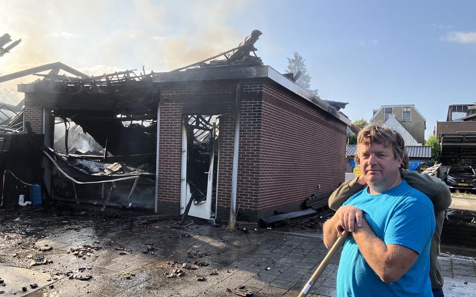 Theo Jonker bij zijn uitgebrande loods.