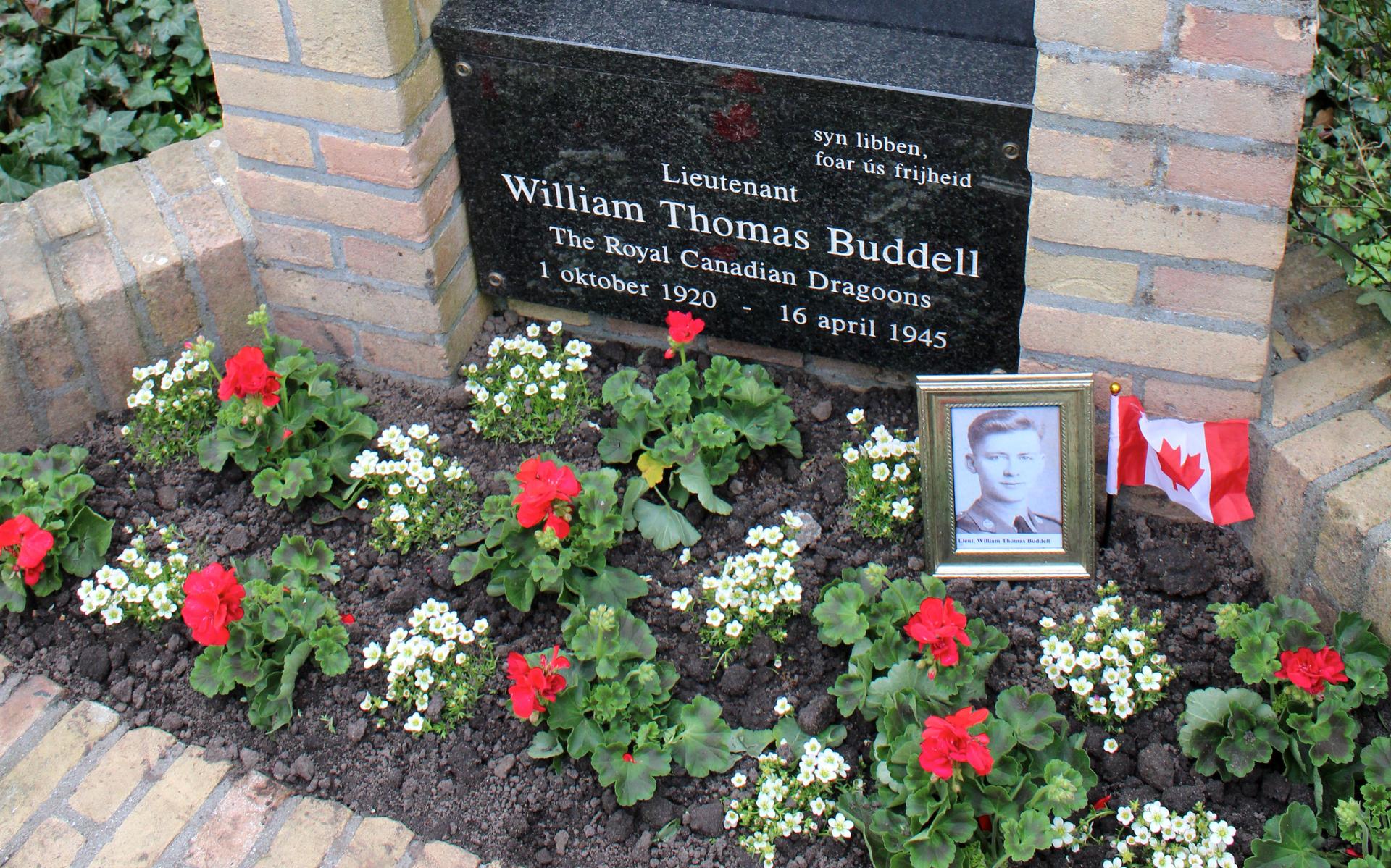 Op het monument in Burdaard een plaquette ter nagedachtenis aan William Thomas Buddell, de Canadese strijder die daar sneuvelde.