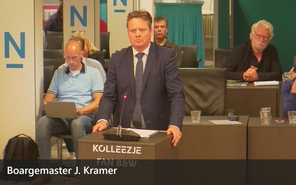 Burgemeester Johannes Kramer van Noardeast-Fryslân tijdens het debat over een azc in Dokkum.