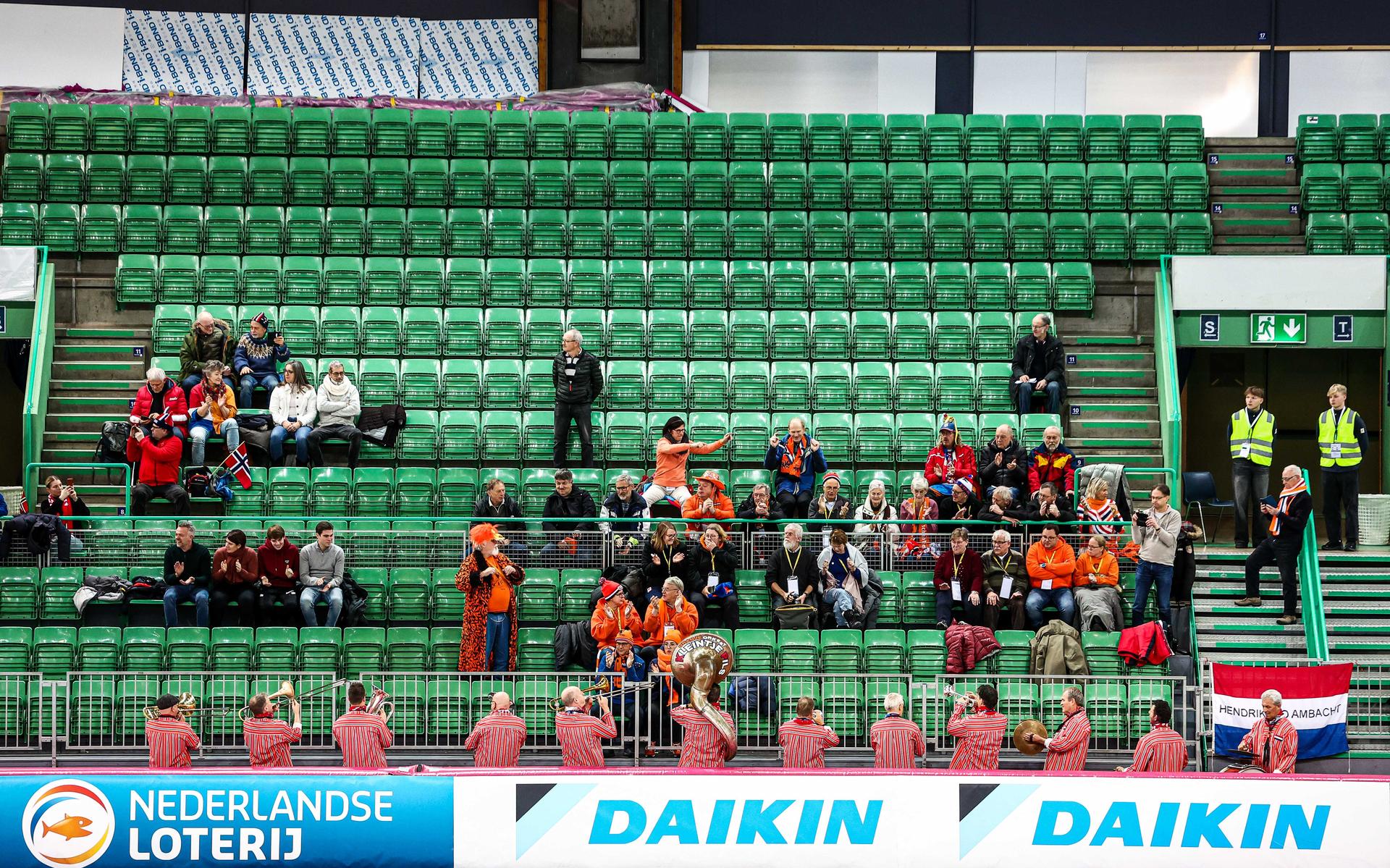 Lege stoeltjes kosten clubs ook veel geld.
