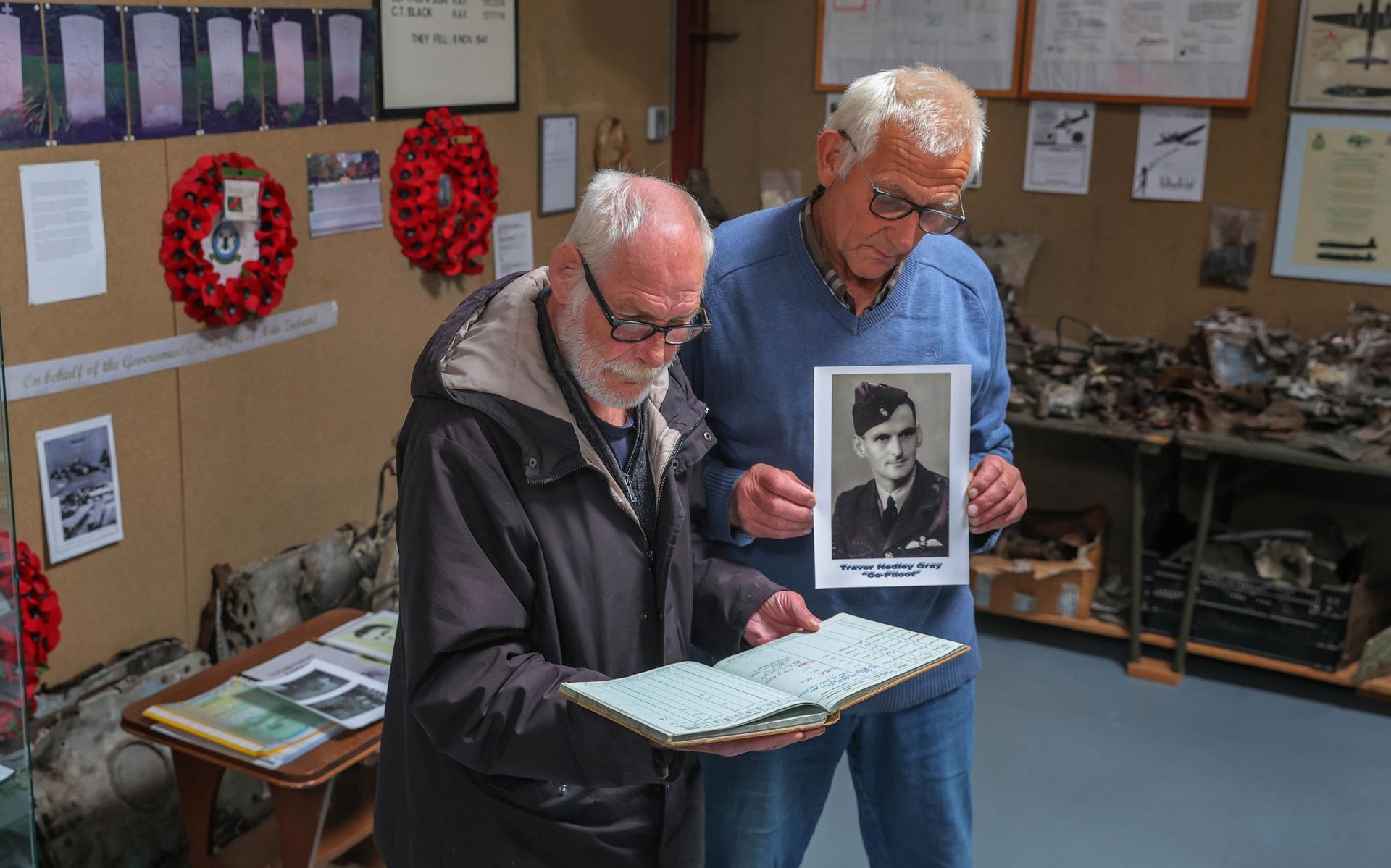 Gerrit (75) en Tom (63) uit Aldeboarn krijgen topstuk van oorlogsvlieger uit Nieuw-Zeeland