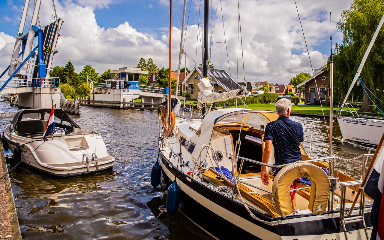 Drukte voor de Hellingbrug in de Ie bij Woudsend. Drukte voor de Hellingbrug in de Ie bij Woudsend.