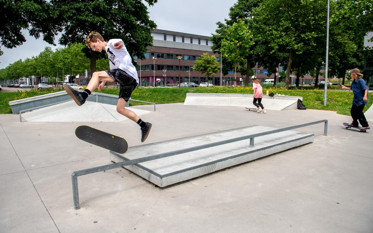 Jongeren aan het skaten op het skateparkje bij Sportstad Heerenveen. Van links naar rechts: Vincent Schaive, Eva van der Meer en Joel Wilts. Jongeren aan het skaten op het skateparkje bij Sportstad Heerenveen. Van links naar rechts: Vincent Schaive, Eva van der Meer en Joel Wilts.