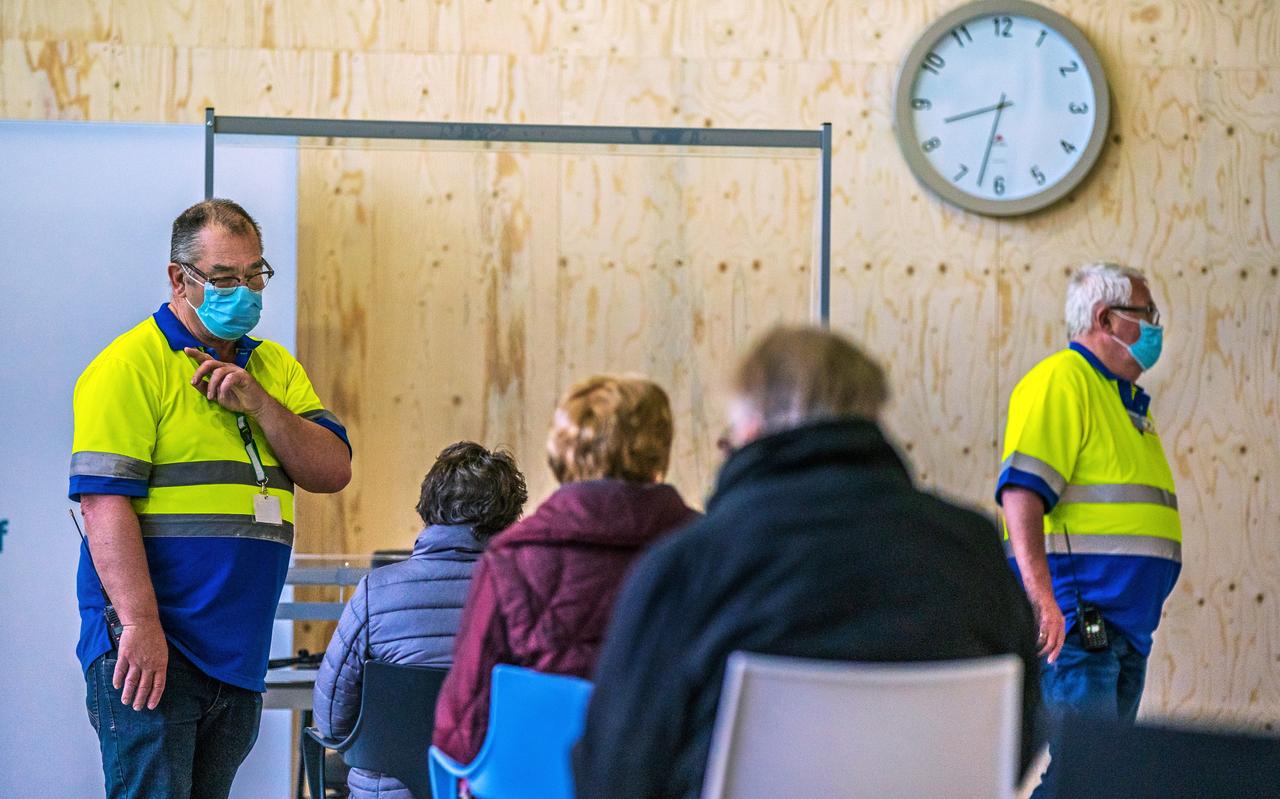 Ouderen van 76 en 77 jaar, eerder deze week in de vaccinatielocatie in Heerenveen. Zij zijn ingeënt met het Pfizer-vaccin. Ouderen tussen 60 en 65 jaar krijgen bij de huisarts AstraZeneca. Ouderen van 76 en 77 jaar, eerder deze week in de vaccinatielocatie in Heerenveen. Zij zijn ingeënt met het Pfizer-vaccin. Ouderen tussen 60 en 65 jaar krijgen bij de huisarts AstraZeneca.