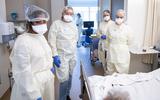 Ziekenhuispersoneel in beschermende kledij voor verpleging van met corona besmette patiënten. 
