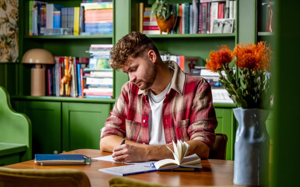 Kinderboekenschrijver Pim Lammers boog zich vrijdag over het vwo-examen Nederlands. ,,Lastiger dan verwacht.''