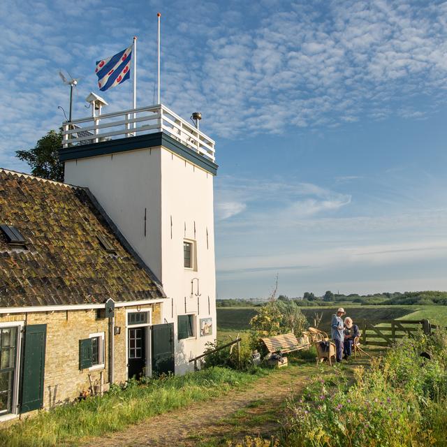 Loek en Jasper maken fotoboek over het leven aan het eind van de wereld in de vuurtoren van Workum
