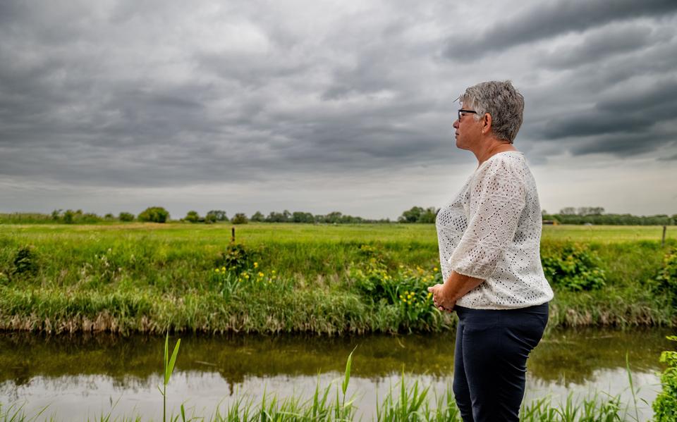 Diny Sonnega staat in haar achtertuin, voor de plek waar een landingsbaan komt. 